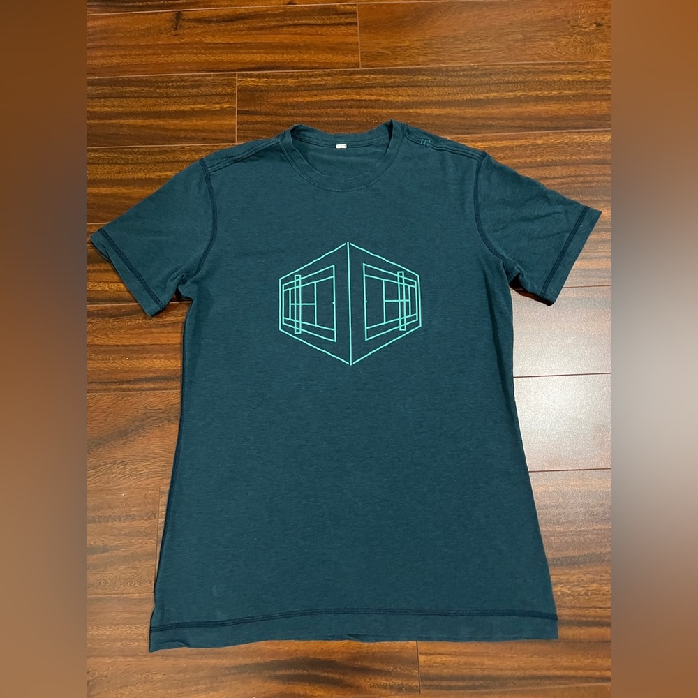 Lululemon men’s medium graphic short sleeve t-shirt, geometric, teal